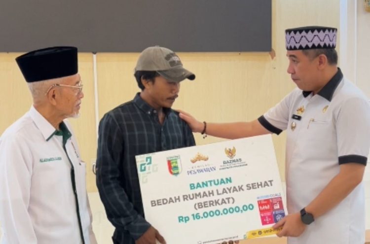Bupati Pesawaran Serahkan Bantuan Bedah Rumah Layak Sehat dari Baznas untuk Warga Kurang Mampu