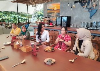 Zita Anjani Gaungkan Kampanye Wisata Berkelanjutan di Lampung Selatan Lewat Pelepasan Tukik di Pantai Setigi