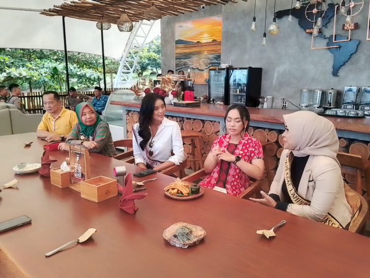 Zita Anjani Gaungkan Kampanye Wisata Berkelanjutan di Lampung Selatan Lewat Pelepasan Tukik di Pantai Setigi