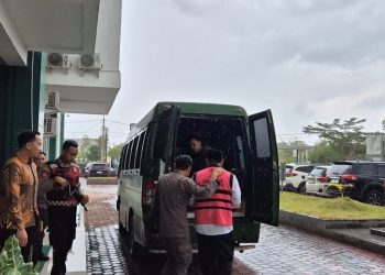 Kejari Pringsewu Laksanakan Tahap 2 Perkara Tipikor Penyimpangan Dana Hibah LPTQ dengan Tersangka Sekda Kabupaten