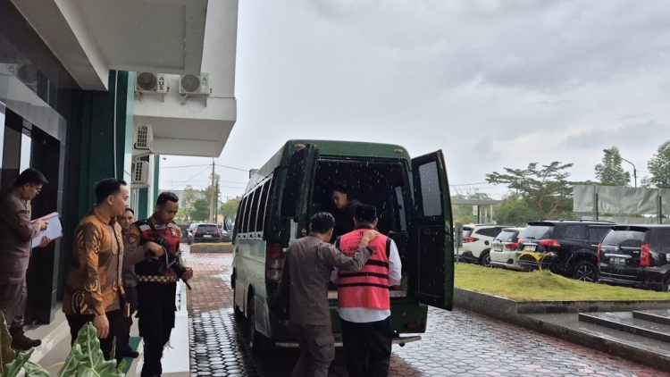 Kejari Pringsewu Laksanakan Tahap 2 Perkara Tipikor Penyimpangan Dana Hibah LPTQ dengan Tersangka Sekda Kabupaten