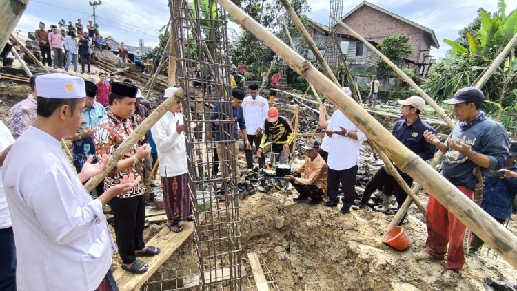 Bupati Lampung Barat Letakkan Batu Pertama Masjid Nurul Huda: Masjid Lebih dari Sekadar Tempat Salat