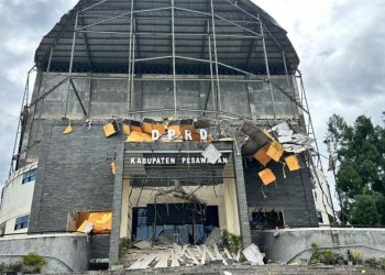 Dinding Kantor DPRD Pesawaran Ambruk, Satu Anggota Satpol PP Luka