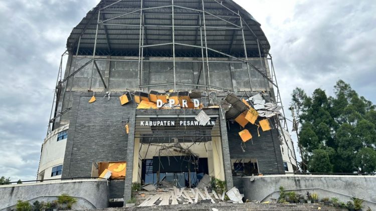 Dinding Kantor DPRD Pesawaran Ambruk, Satu Anggota Satpol PP Luka