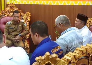 Puluhan Warga Pantura Pringsewu Tuntut Perbaikan Jalan Poros ke Bupati