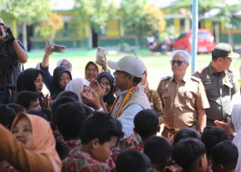 Bangun Generasi Sehat dan Berprestasi, Bupati Ardito Wijaya Bagikan Susu Gratis untuk Siswa SD