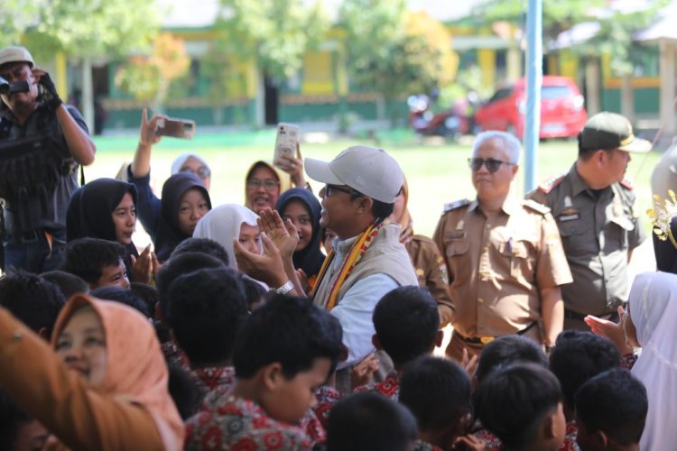 Bangun Generasi Sehat dan Berprestasi, Bupati Ardito Wijaya Bagikan Susu Gratis untuk Siswa SD