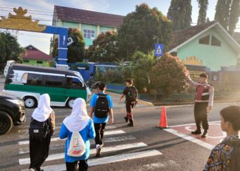 Polisi Siaga di Pagi Hari: Polres Pesawaran Amankan Lalu Lintas Depan Sekolah