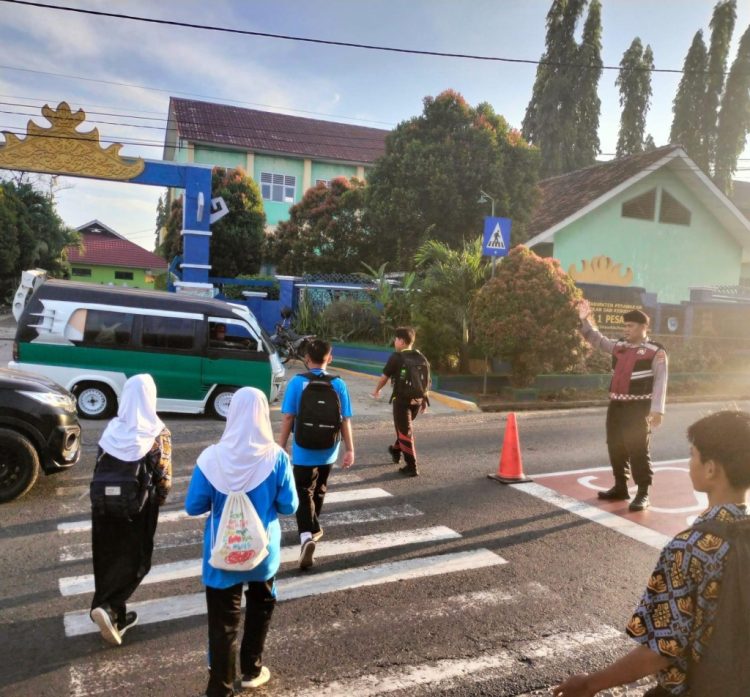 Polisi Siaga di Pagi Hari: Polres Pesawaran Amankan Lalu Lintas Depan Sekolah
