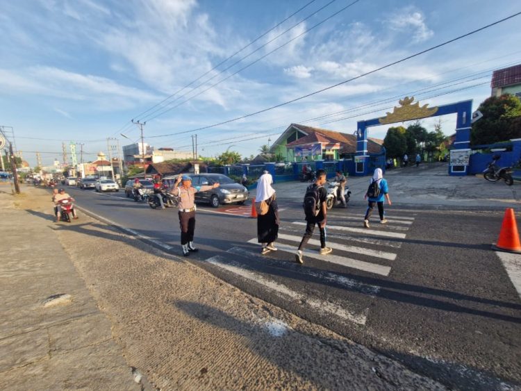 Pam Rawan Pagi di Pesawaran, Polisi Hadir di Titik Sibuk Demi Keselamatan Warga