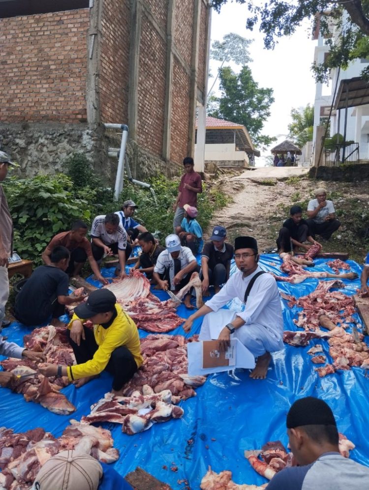 Tebar Keberkahan Iduladha, Ponpes Menara Sembilan Bagikan Daging Kurban kepada Ratusan Warga