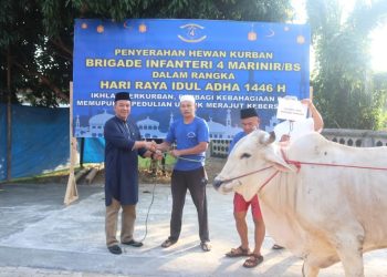 Semangat Berkurban, Danbrigif 4 Mar/BS dan Istri Laksanakan Salat Id dan Bagikan Daging Kurban untuk Prajurit dan Warga