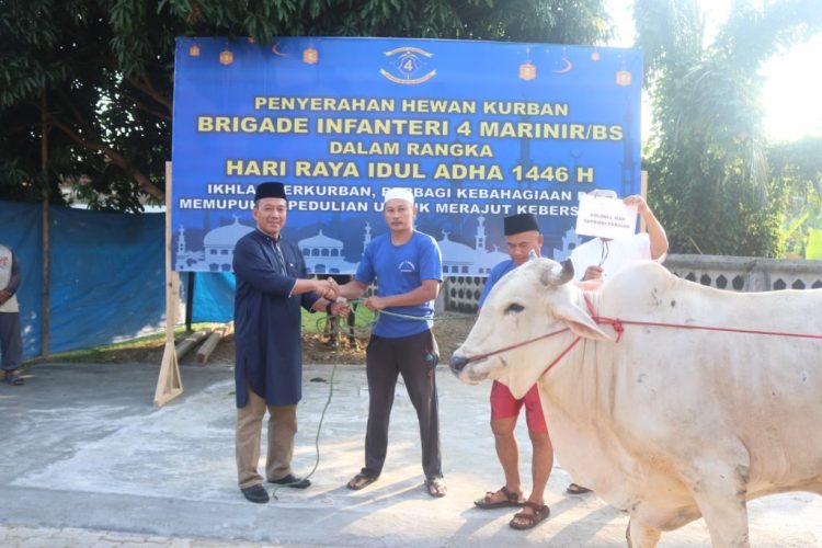 Semangat Berkurban, Danbrigif 4 Mar/BS dan Istri Laksanakan Salat Id dan Bagikan Daging Kurban untuk Prajurit dan Warga