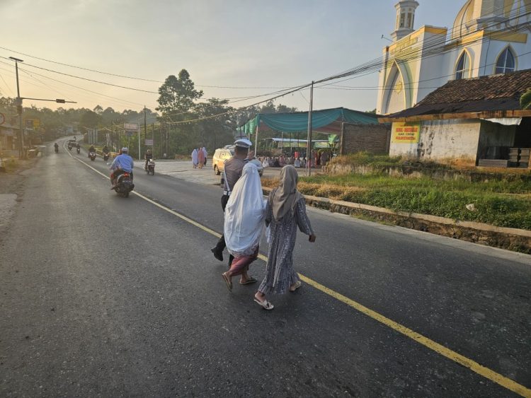 Satlantas Polres Pesawaran Amankan Sholat Idul Adha di Jalinbar Gedong Tataan