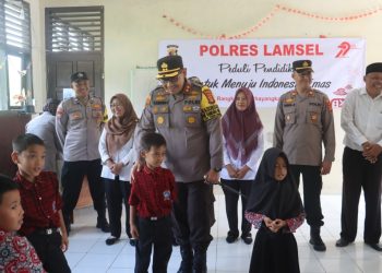 Polri Peduli Pendidikan: Warna Bahagia di SDN Penengahan Sambut Hari Bhayangkara ke-79