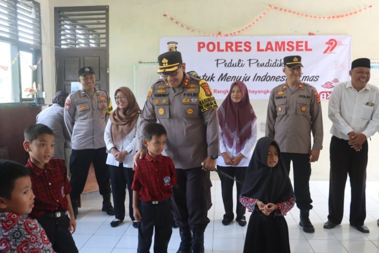 Polri Peduli Pendidikan: Warna Bahagia di SDN Penengahan Sambut Hari Bhayangkara ke-79