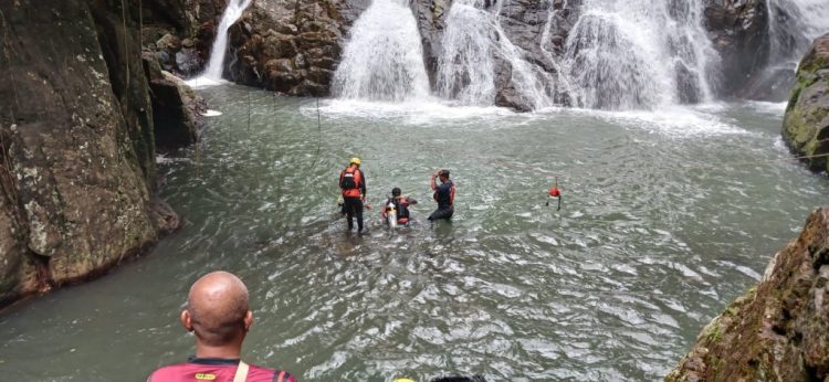 Tragis di Wisata Air Terjun Batu Menyan: Korban Tenggelam Ditemukan Setelah Pencarian Intensif