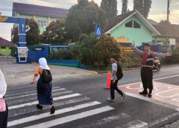 Polisi Hadir Sejak Pagi: Personel Polsek Gedong Tataan Kawal Keselamatan Pelajar di Sekolah