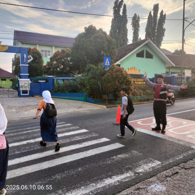 Polisi Hadir Sejak Pagi: Personel Polsek Gedong Tataan Kawal Keselamatan Pelajar di Sekolah