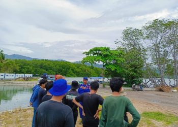 Sat Polairud Polres Pesawaran Bersama Warga Bersihkan Pantai Batu Menyan, Wujud Peduli Lingkungan Pesisir