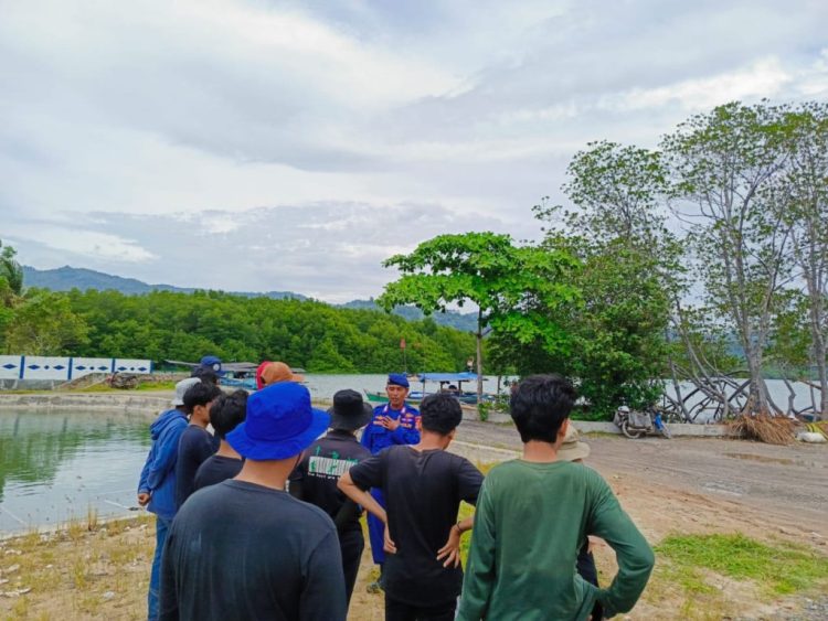 Sat Polairud Polres Pesawaran Bersama Warga Bersihkan Pantai Batu Menyan, Wujud Peduli Lingkungan Pesisir