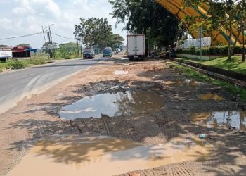 Bahu Jalan Rest Area Wates Rusak Berat, Jadi Kubangan di Wajah Pringsewu