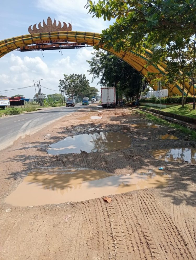 Bahu Jalan Rest Area Wates Rusak Berat, Jadi Kubangan di Wajah Pringsewu