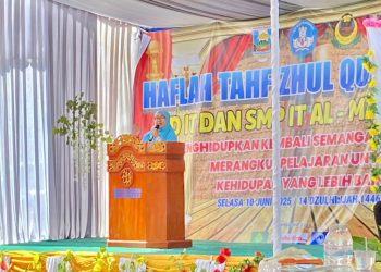 Ustadzah Erna Wati Serukan Pendidikan dengan Keteladanan di Haflah Tahfizul Qur’an Al-Mahdhuri