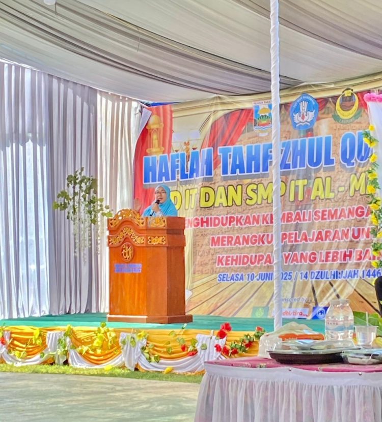 Ustadzah Erna Wati Serukan Pendidikan dengan Keteladanan di Haflah Tahfizul Qur’an Al-Mahdhuri
