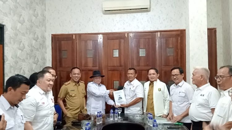 Faishol Djausal Kukuhkan Langkah, Serahkan Berkas Lengkap Calon Ketua KONI Lampung