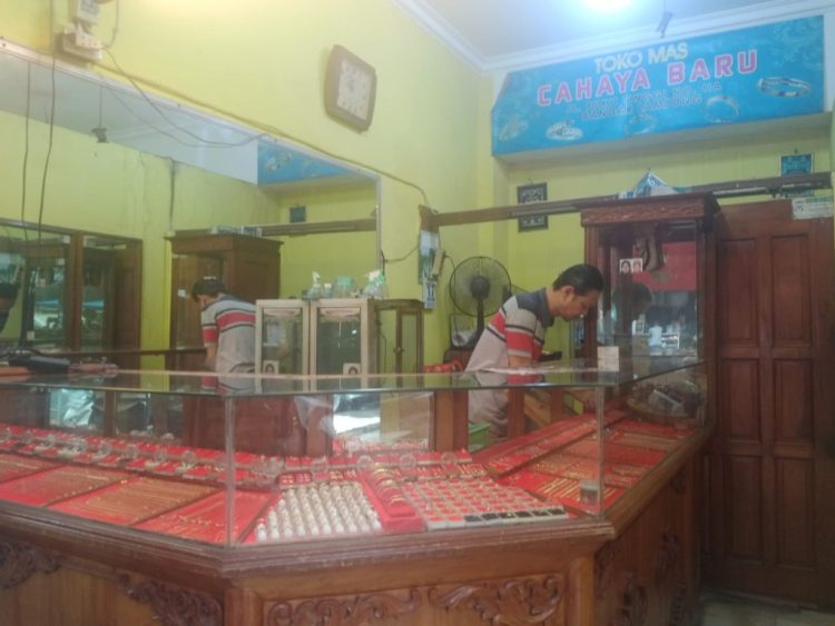 Harga Emas Turun Rp20 Ribu, Pasar Masih Sepi di Bambu Kuning