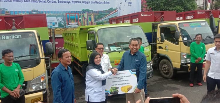 PT Bukit Asam Serahkan 7 Mobil Sampah, Wali Kota Eva Dwiana Beri Hadiah Umroh untuk Pengemudi Teladan