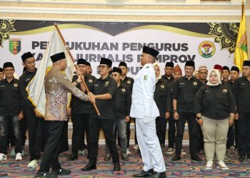 Kukuhkan 113 Jurnalis IJP, Gubernur Mirza Dorong Kolaborasi Literasi dan Keterbukaan Informasi Publik