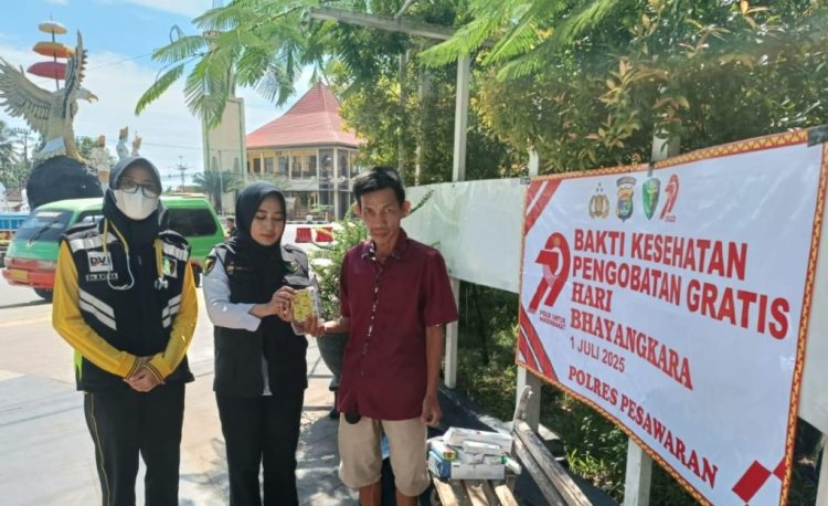 Polres Pesawaran Sentuh Hati Sopir Angkot Lewat Pengobatan Gratis di Hari Bhayangkara ke-79