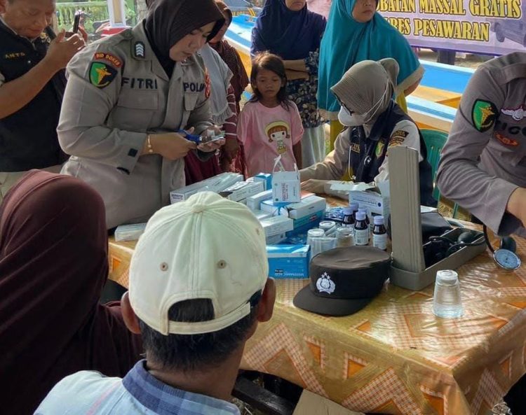Polres Pesawaran Tunjukkan Kepedulian di HUT Bhayangkara ke-79 Lewat Bakti Kesehatan Gratis