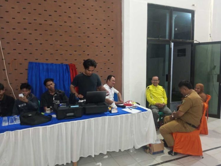 Disdukcapil Genjot Perekaman E-KTP di Desa Hanura, Dorong Akses Identitas Resmi untuk Warga Teluk Pandan