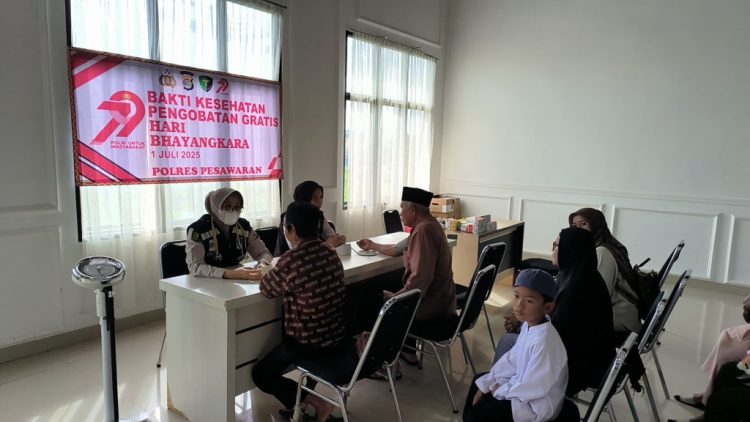 Hari Bhayangkara ke-79, Polres Pesawaran Gelar Pengobatan Gratis untuk Puluhan Warga
