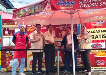 Samsat Rajabasa Beri Mie Instan untuk Wajib Pajak: Pelayanan Publik Kini Lebih Humanis