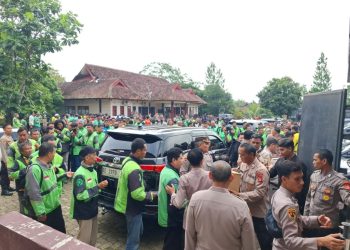 Hari Bhayangkara ke-79: Polda Lampung Beri 300 Paket Sembako untuk Ojol, Wujud Kepedulian dan Kebersamaan