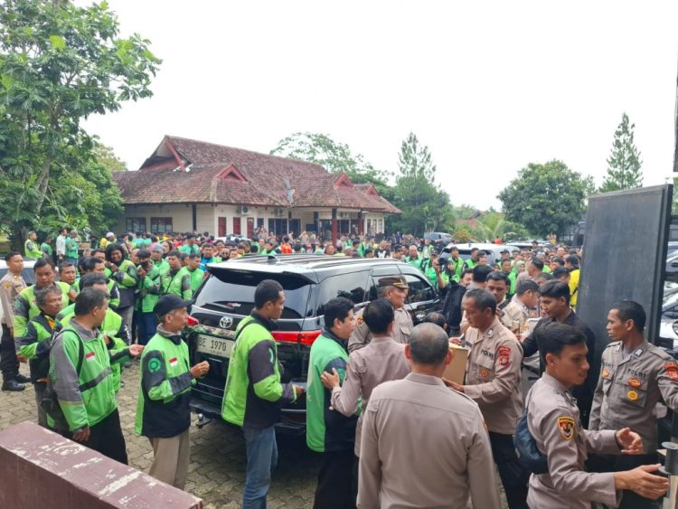 Hari Bhayangkara ke-79: Polda Lampung Beri 300 Paket Sembako untuk Ojol, Wujud Kepedulian dan Kebersamaan