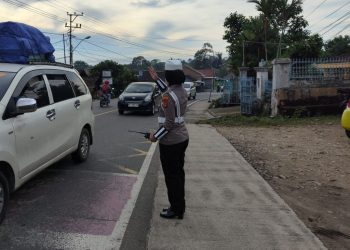 Polwan Pesawaran Turun ke Jalan, Amankan Lalu Lintas di Depan Sekolah dan Bangun Kedekatan dengan Masyarakat