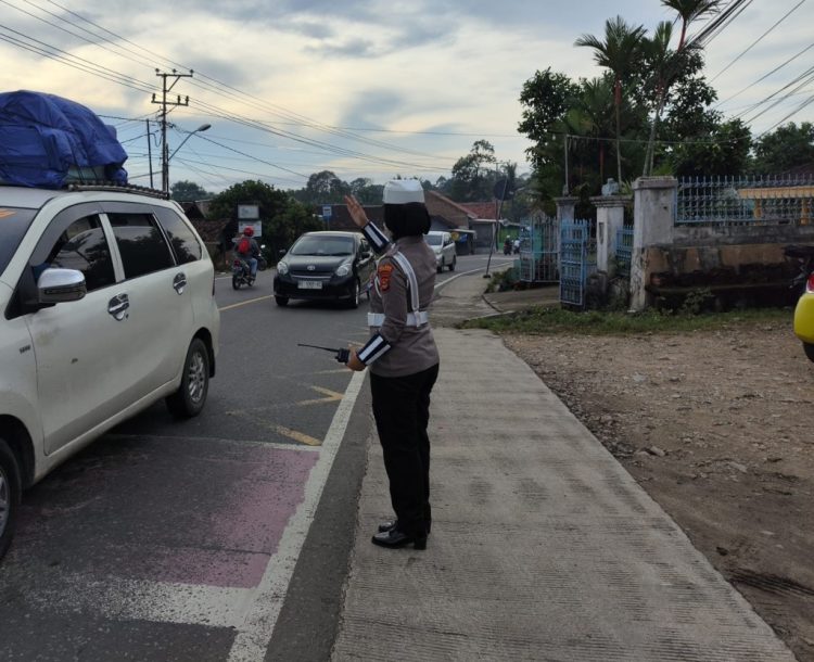 Polwan Pesawaran Turun ke Jalan, Amankan Lalu Lintas di Depan Sekolah dan Bangun Kedekatan dengan Masyarakat