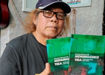 “Menungguku Tiba” Karya Isbedy Stiawan ZS Mulai Edar, Lilafitri Aly Jadi Pemesan Pertama