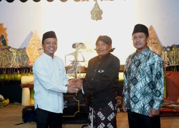 Wayang Kulit Semalam Suntuk Meriahkan Bersih Desa Podomoro, Bupati Pringsewu Hadir Serahkan Set Wayang