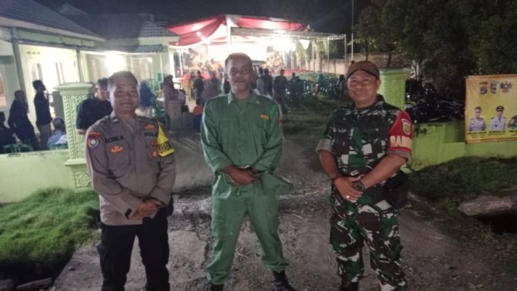 Amankan Tradisi Suroan, Polsubsektor Negeri Katon Jaga Kamtibmas Saat Pertunjukan Wayang Kulit di Pesawaran