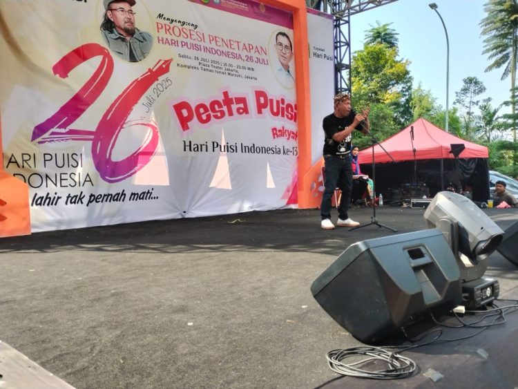 Andria C. Tamsin Menggetarkan TIM: Ketika Puisi Menemukan Wujudnya di Suara Perempuan Minang