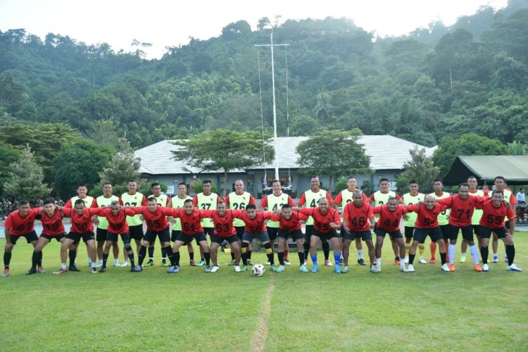 Tingkatkan Soliditas, Danbrigif 4 Mar/BS Gelar Olahraga Bersama Perwira di Yonif 7 Marinir