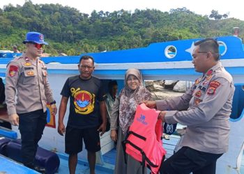 Pastikan Perairan Aman, Sat Polairud Polres Pesawaran Gencar Sosialisasi Keselamatan Berlayar di Dermaga Ketapang