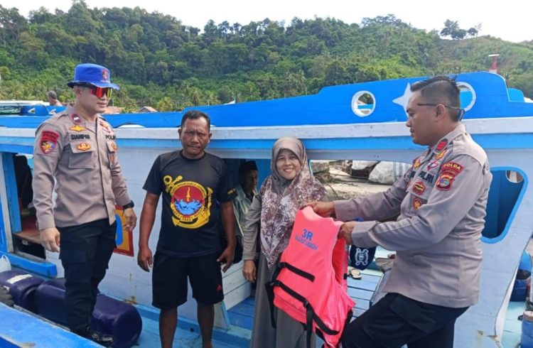 Pastikan Perairan Aman, Sat Polairud Polres Pesawaran Gencar Sosialisasi Keselamatan Berlayar di Dermaga Ketapang
