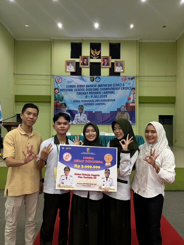 Juara Debat Tingkat Provinsi, Siswa SMA 3 Kotabumi Bersinar—Kepala Sekolah Justru Bungkam